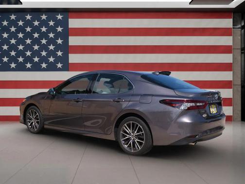 2022 Toyota Camry Hybrid XLE
