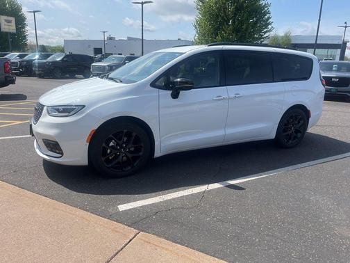 Bright White Clearcoat 2024 Chrysler Pacifica Touring L