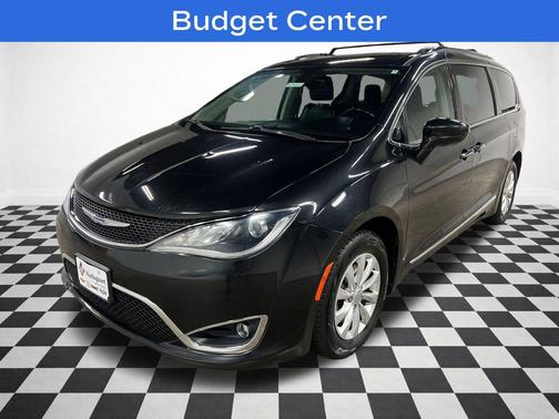 Brilliant Black Crystal Pearlcoat 2018 Chrysler Pacifica Touring-L