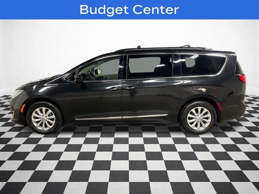 Brilliant Black Crystal Pearlcoat 2018 Chrysler Pacifica Touring-L