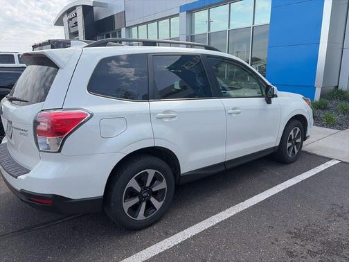 Crystal White Pearl 2017 Subaru Forester 2.5i Premium