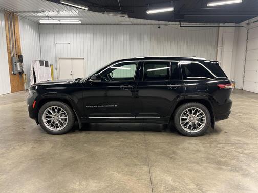 Diamond Black Crystal Pearlcoat 2023 Jeep Grand Cherokee Summit