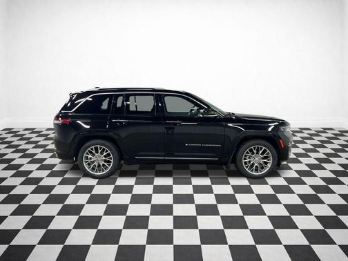 Diamond Black Crystal Pearlcoat 2023 Jeep Grand Cherokee Summit