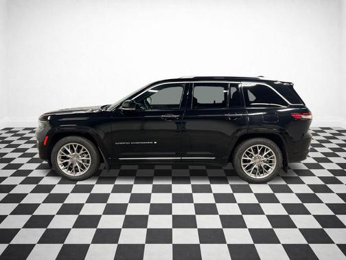Diamond Black Crystal Pearlcoat 2023 Jeep Grand Cherokee Summit