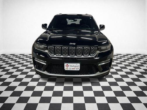 Diamond Black Crystal Pearlcoat 2023 Jeep Grand Cherokee Summit