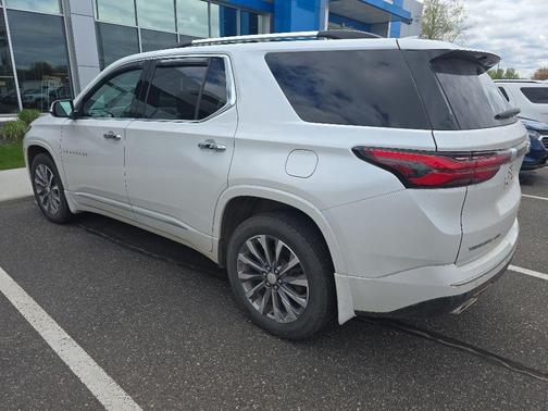 Iridescent Pearl Tricoat 2022 Chevrolet Traverse Premier