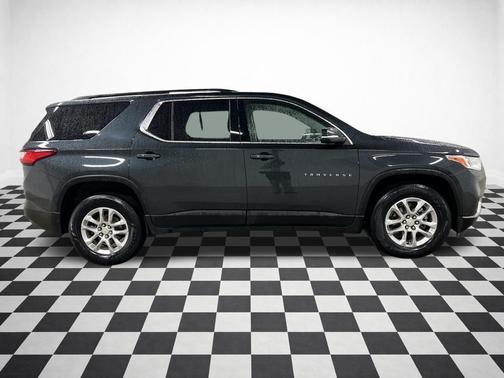 Graphite Metallic 2021 Chevrolet Traverse LT Cloth