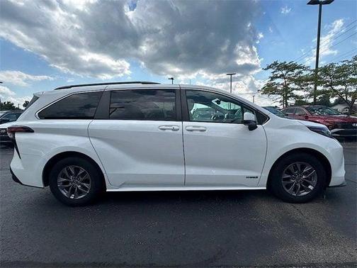 2021 Toyota Sienna LE