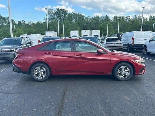 2025 Hyundai ELANTRA SE