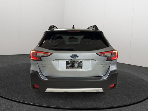 Ice Silver Metallic 2023 Subaru Outback Limited XT