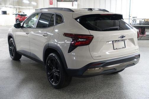 Summit White 2026 Chevrolet Trax FWD ACTIV
