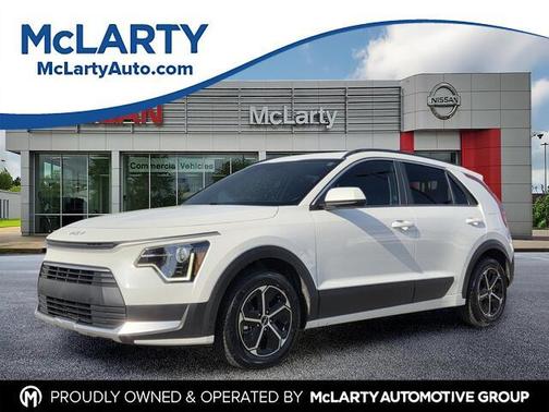 Snow White Pearl 2025 Kia Niro LX