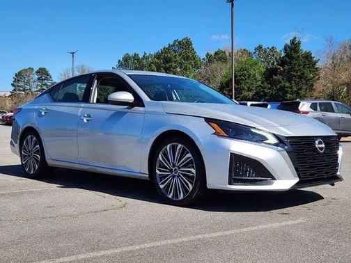 Brilliant Silver Metallic 2023 Nissan Altima 2.5 SL