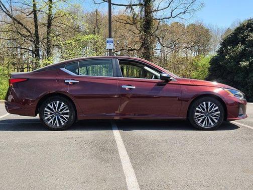 Garnet Pearl 2025 Nissan Altima SV