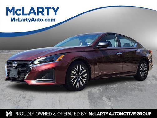 Garnet Pearl 2025 Nissan Altima SV