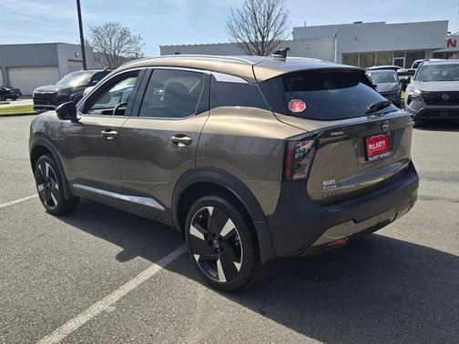 Canyon Bronze M 2026 Nissan Kicks SR