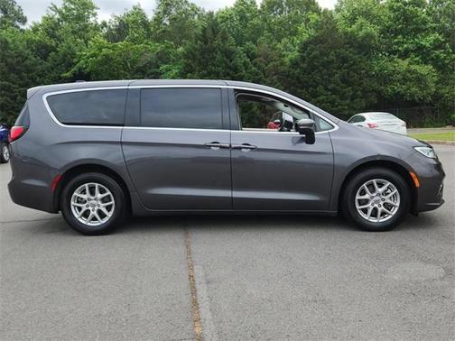 2023 Chrysler Pacifica Touring-L