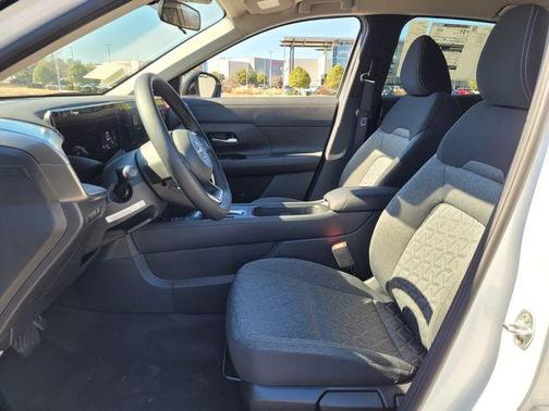 2t Wht Blk Roof 2026 Nissan Kicks SV