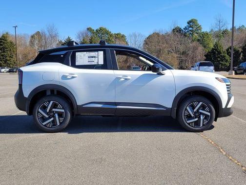 2t Wht Blk Roof 2026 Nissan Kicks SV
