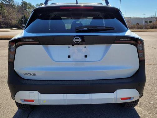 2t Wht Blk Roof 2026 Nissan Kicks SV