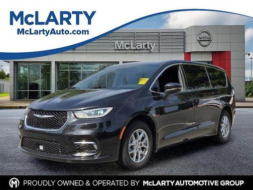 Brilliant Black Crystal Pearlcoat 2023 Chrysler Pacifica Touring