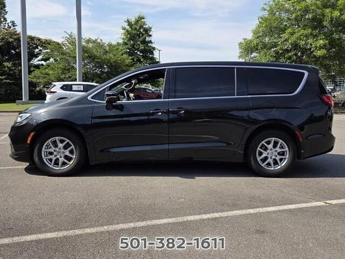Brilliant Black Crystal Pearlcoat 2023 Chrysler Pacifica Touring
