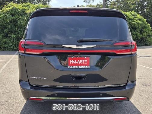 Brilliant Black Crystal Pearlcoat 2023 Chrysler Pacifica Touring