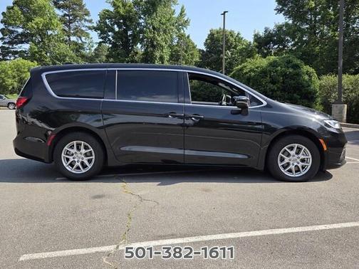 Brilliant Black Crystal Pearlcoat 2023 Chrysler Pacifica Touring
