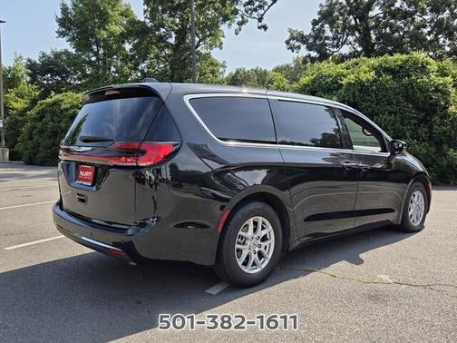 Brilliant Black Crystal Pearlcoat 2023 Chrysler Pacifica Touring