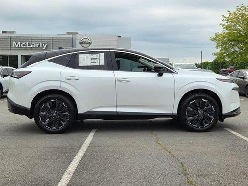 White / Black 2026 Nissan Murano Platinum