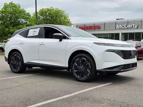 White / Black 2026 Nissan Murano Platinum