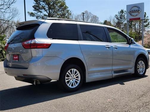 2017 Toyota Sienna XLE