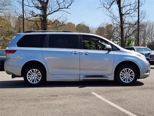 2017 Toyota Sienna XLE