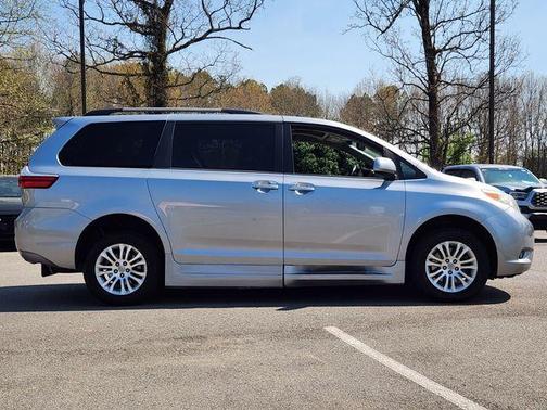 2017 Toyota Sienna XLE