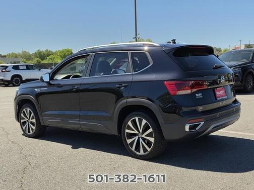 Deep Black Pearl Effect 2023 Volkswagen Taos 1.5T SE