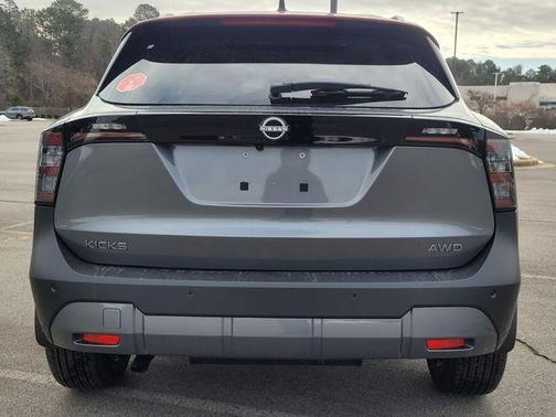 2t Gun Red Roof 2026 Nissan Kicks SV