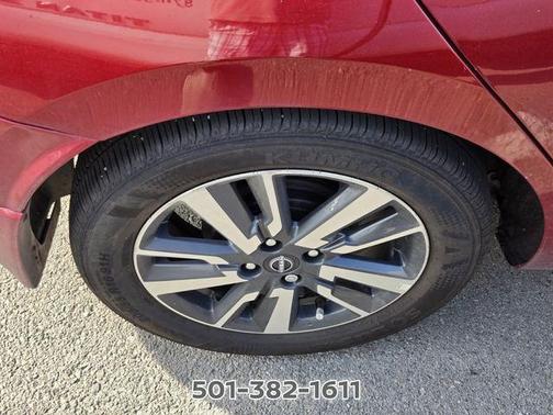 Scarlet Ember 2025 Nissan Versa 1.6 SV