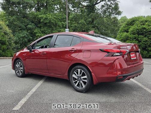 Scarlet Ember 2025 Nissan Versa 1.6 SV