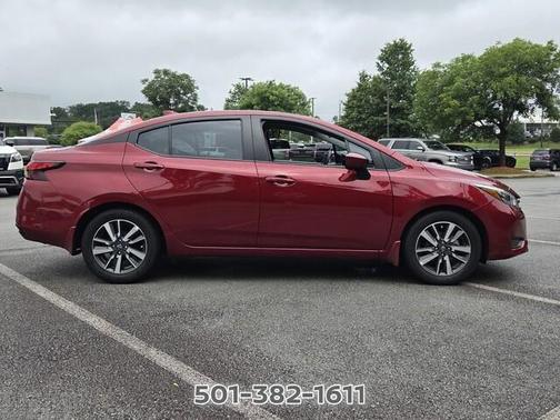 Scarlet Ember 2025 Nissan Versa 1.6 SV
