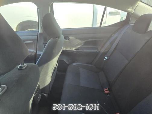 Scarlet Ember 2025 Nissan Versa 1.6 SV