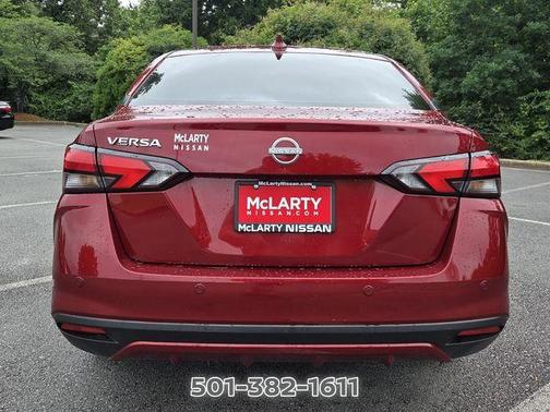 Scarlet Ember 2025 Nissan Versa 1.6 SV