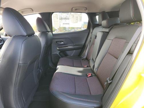 2t Ylw Blk Roof 2026 Nissan Kicks SR