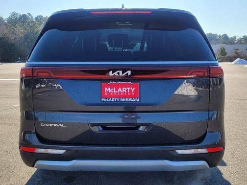 Metal 2024 Kia Carnival LX