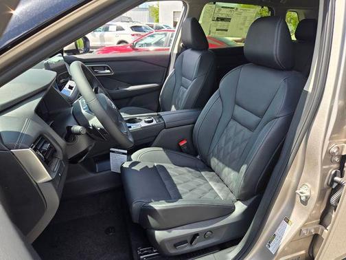 Champagne Silve 2026 Nissan Rogue Platinum