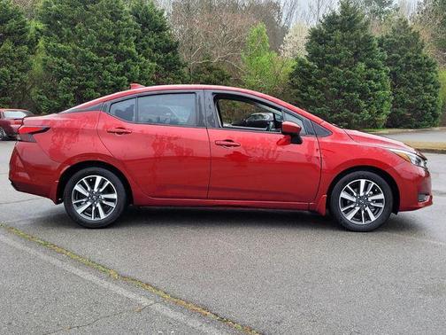 Scarlet Ember 2025 Nissan Versa 1.6 SV