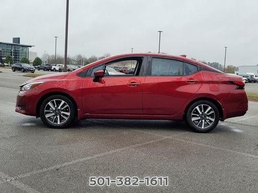 Scarlet Ember 2025 Nissan Versa 1.6 SV