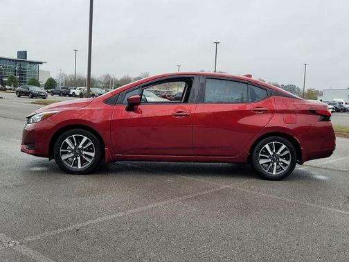 Scarlet Ember 2025 Nissan Versa 1.6 SV