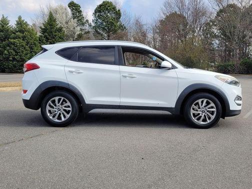 Dazzling White 2017 Hyundai TUCSON SE