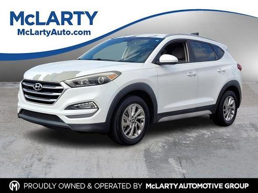 Dazzling White 2017 Hyundai TUCSON SE