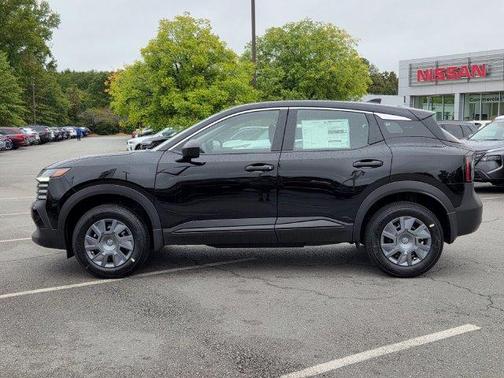 Super Black 2027 Nissan Kicks S